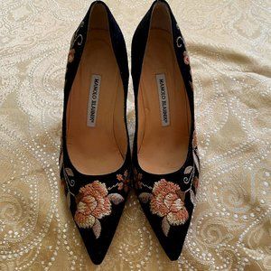 MANOLO BLAHNIK Floral Embroidered Pumps 37.5 Sz 7
